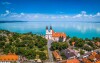 Hotel leží len 350 m od Balatonu