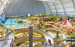 Exotická dovolenka v Nemecku: Resort Tropical Islands v štýlovom domčeku s kuchyňou + pláž, bazény a sauny