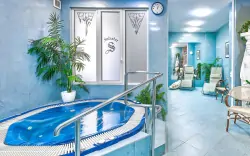 Karlove Vary oproti Mlýnskej kolonáde: Hotel Salvator **** s raňajkami, vstupom do wellness, masážou a drinkom