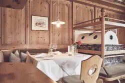 Rustikálny interiér reštaurácie, Haller Suites & AO Restaurant ****, Brixen, Taliansko