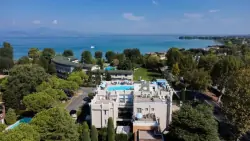 Sirmione pri Gardskom jazere a blízko termálov v Hoteli Alfieri *** s raňajkami a bazénom + plavba loďou
