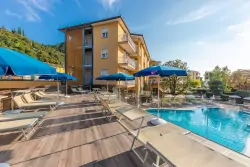 Pobyt plný slnka a oddychu 200 m od jazera Lago di Garda: Hotel Bisesti *** s polpenziou a bazénom + plavba