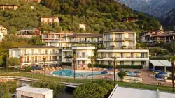 Limone sul Garda pri jazere: 4* Hotel Royal Village s polpenziou plus, bazénmi, plavbou loďou a degustáciou