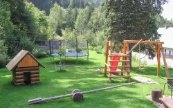 Pre deti sú tu preliezačky aj trampolína
