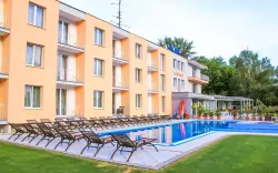 Piešťany priamo pri priehrade Sĺňava: Hotel Korekt *** s polpenziou, vonkajšími bazénmi a detským ihriskom