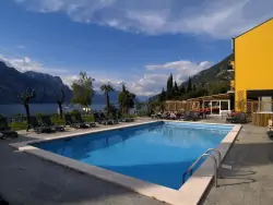 Bazén s ležadlami, Hotel Sole ***, Malcesine, Taliansko