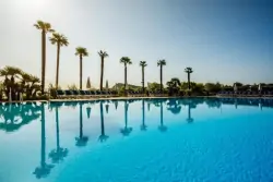 Bazén vonku, palmy, Onda Blu Resort ****, Manerba del Garda, Taliansko