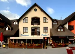 Krkonoše: Harrachov s výhľadom na skokanské mostíky v Penzióne 7 s privátnym wellness, raňajkami/polpenziou