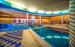 Pobyt pri hrade Sümeg: Hotel Kapitány Wellness ****superior s polpenziou a termálnym wellness + jazdecká show
