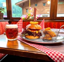 Burger a pivo, Pension Kohlplatzl, Hopfgarten in Defereggen, Rakúsko