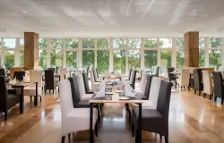 Reštaurácia s oknami, Hunguest Hotel Helios Hévíz ****, Hévíz, Balaton, Maďarsko