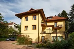 Moravské kúpele blízko kolonády a pamiatok: Vila Terra Luhačovice s raňajkami, bazénom, vírivkou a procedúrami