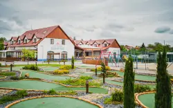 Slovácký dvůr pri Uherskom Hradišti v chatkách aj penzióne s raňajkami, prírodným kúpaliskom a aktivitami 