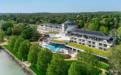 Pobyt na brehu Balatonu v Kenese Bay Garden Resort & Conference ****+ s polpenziou, plážou a wellness