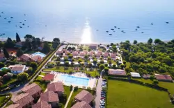 Manerba del Garda pri jazere v 4* rezorte Onda Blu s raňajkami alebo polpenziou + vonkajší bazén a degustácia 
