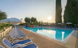 Dovolenka pri Lago di Garda, pamiatkach a zábavných parkoch: Camping Fontanelle **** s polpenziou a bazénom