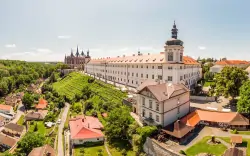Kutná Hora s výhľadom na chrám sv. Barbory v dobovej Vile U Varhanáře *** s polpenziou a fľašou vína