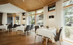 Interiér reštaurácie, miaflor Familien- & Aktivresort ****, Ried im Oberinntal, Rakúsko
