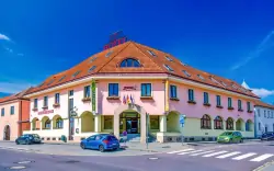 Znojmo v obklopení viníc: Rodinný Hotel N *** s polpenziou, vínom, návštevou cukrárne a odpočinkom v saune