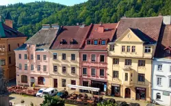 Pobyt len 120 m od hradu Loket v Penzióne Atmosféra *** s raňajkami/polpenziou, welcome drinkom a kávou