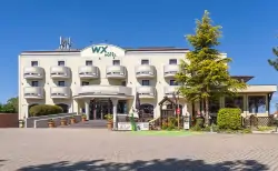 Pobyt pri Devínskom hrade: WX Hotel Bratislava *** s raňajkami a privátnym wellness (bazén, sauna, vírivka)