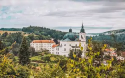 Moravský kras štýlovo: Romantický pobyt na Zámku Křtiny s raňajkami či polpenziou a welcome drinkom + darček