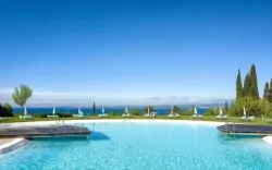 Bazén s ležadlami, Germano Suites, Bardolino (BS)