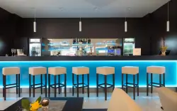 Moderný bar, Kurhotel Pyramide Sibyllenbad ****, Bad Neualbenreuth, Nemecko