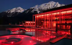 Osvetlený bazén, RupertusTherme, Bad Reichenhall, Nemecko