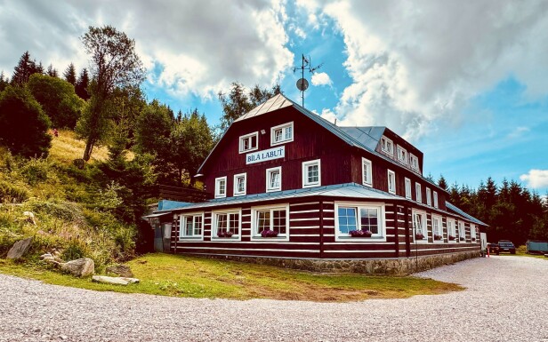 Horská roubenka a hotel Bílá labuť ***, Pec pod Sněžkou