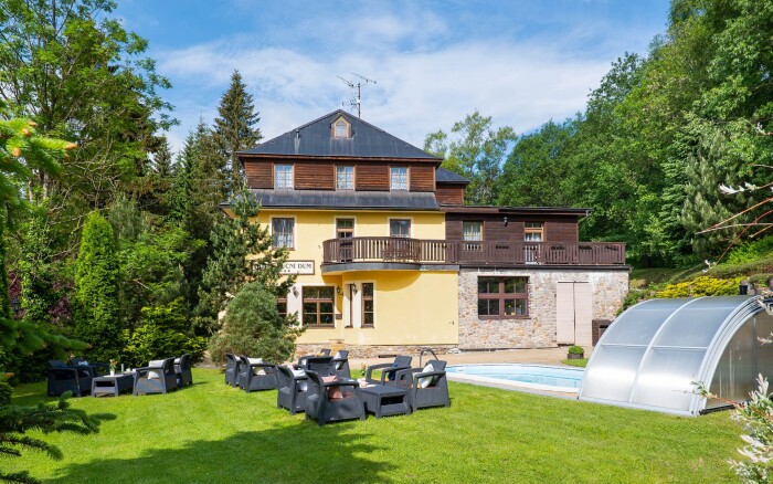 Janské Lázně pri Chodníku korunami stromov: Hotel Luční dům s polpenziou a bazénom + detské ihrisko a herňa