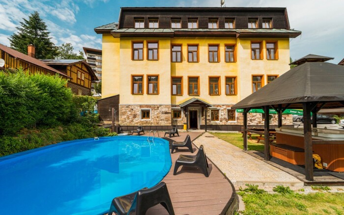 Krkonoše pri Chodníku korunami stromov v Penzióne Adélka *** s raňajkami/polpenziou + bazén a sauna či vírivka