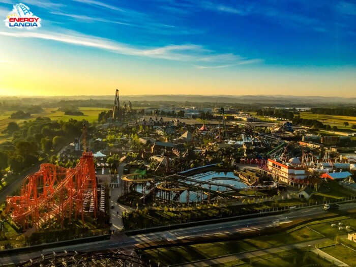 Navštívte najväčší poľský zábavný park: Energylandia so 133 atrakciami a 19 horskými dráhami + ubytovanie
