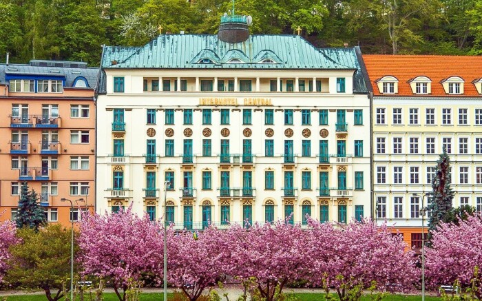 Karlove Vary: Luxusný Interhotel Central **** s polpenziou, bazénom a vírivkou neobmedzene + procedúry a hry