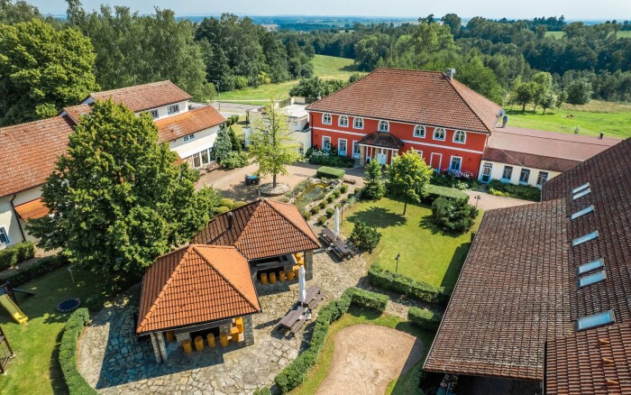 Podkrkonošie pri hospitali Kuks a zoo v Dvore Králové: Farma Nová Amerika s raňajkami či polpenziou + piknik