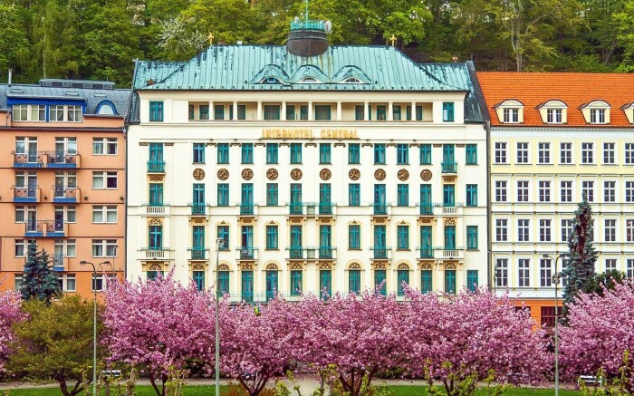 Karlove Vary: Luxusný Interhotel Central **** s polopenziou, bazénom a vírivkou neobmedzene + procedúry