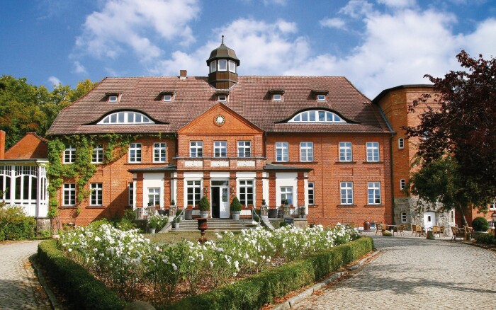 Dovolenka v Nemecku na zámku pri jazere: 4* Hotel Schloss Basthorst s raňajkami formou bufetu + bazén a sauny