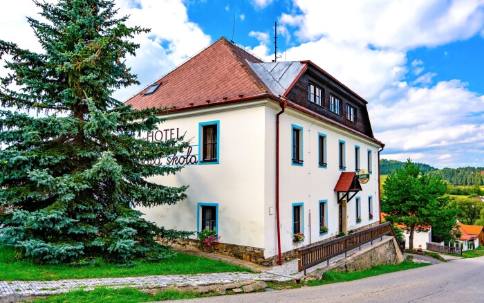 Lipno: Hotel Stará Škola na Šumavě s raňajkami, privátnym wellness, zapožičaním bicyklov + víno a múzeum