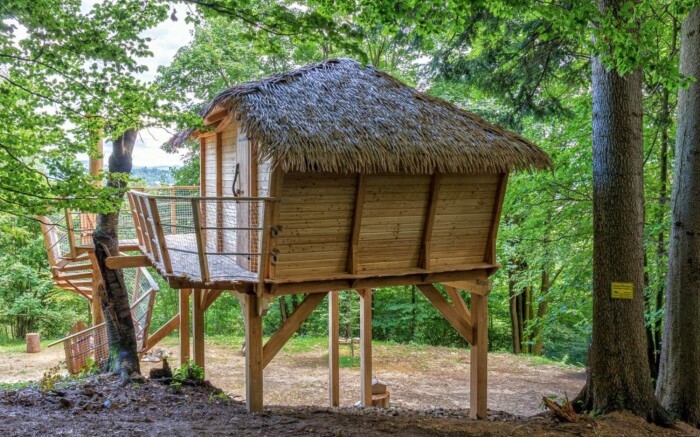 Kysuce v domčeku na strome v Resorte Husárik s raňajkami, welcome drinkom a vstupom do wellness s bazénom