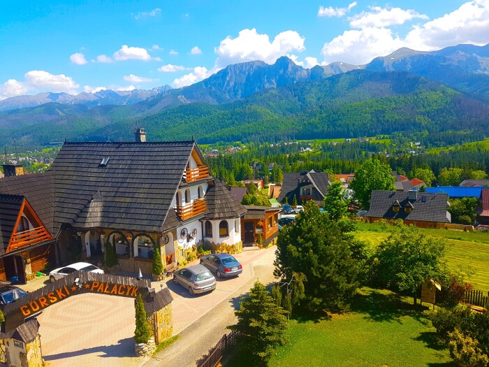 Poľské Tatry pri Zakopanom: Komplex Górski Pałacyk *** s raňajkami/polpenziou a zľavou na termálne kúpele