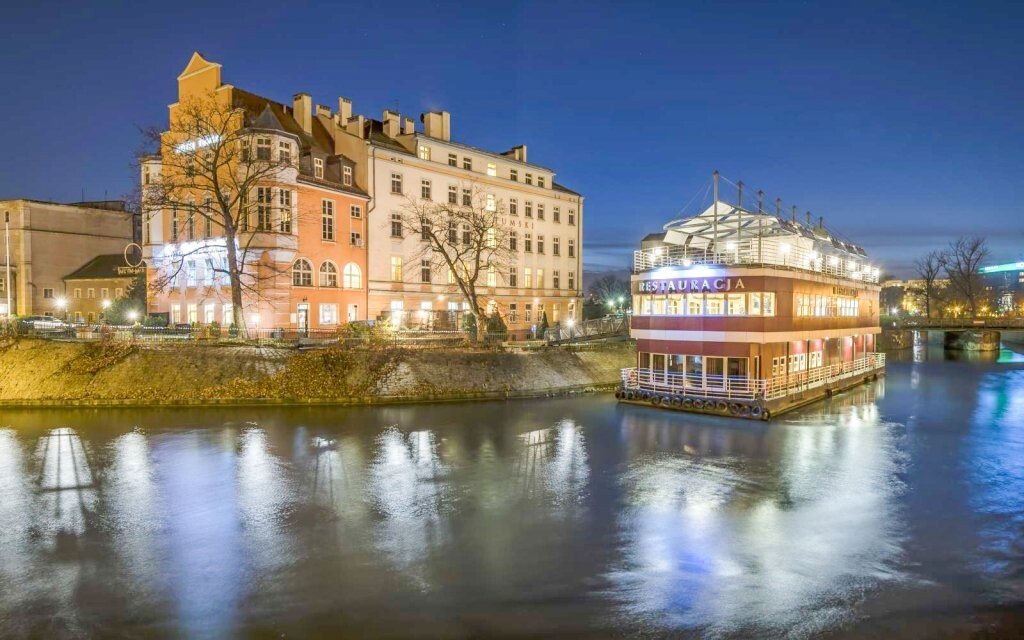 Hotel Tumski *** se nachází na ostrově na řece Odře