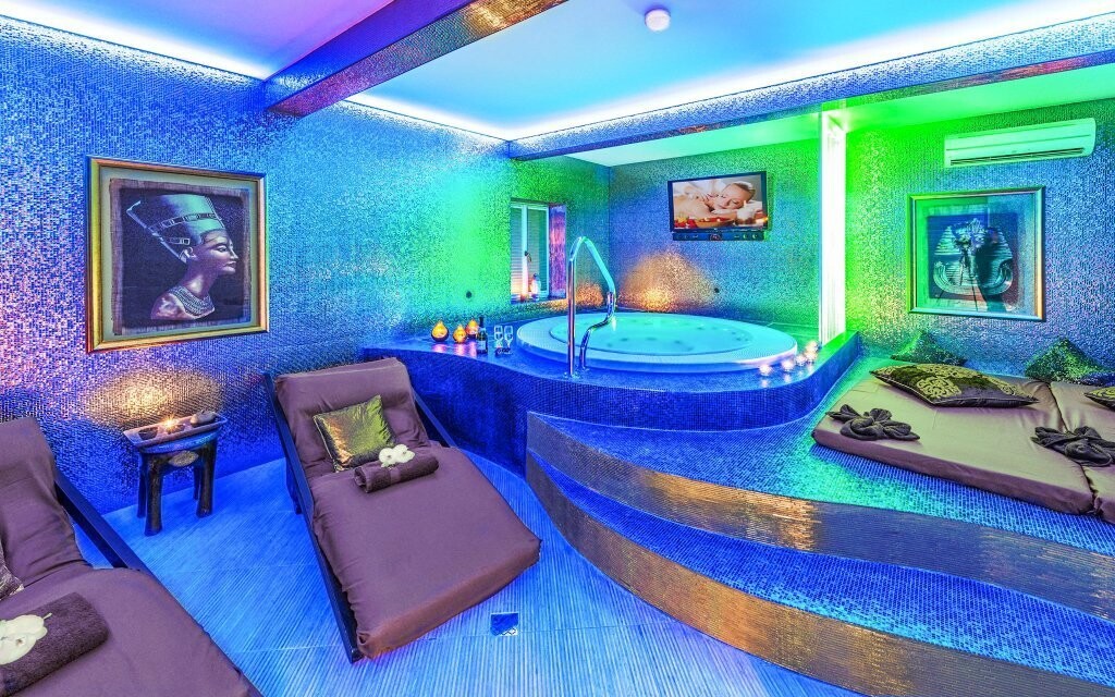 Odpočiňte si v luxusním wellness s vířivkou a saunou