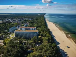 Pláž a hotel, Pinea Resort, Pobierowo, Poľsko