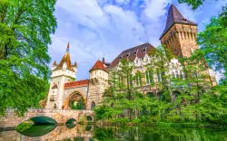 Naproti hotelu sa rozprestiera park s hradom Vajdahunyad