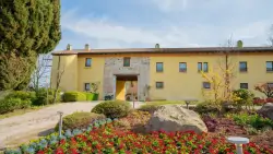 Záhrada pred budovou, Relais Corte Cavalli ****, Ponti sul Mincio, Taliansko