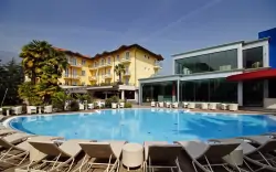 Vonkajší bazén, Villa Nicolli Romantic Resort ****, Riva del Garda (TN), Taliansko