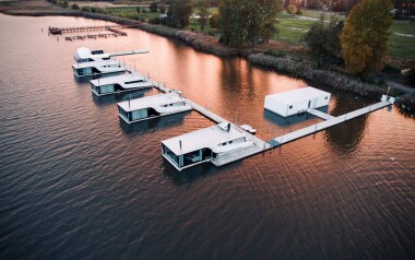Mielno medzi morom a jazerom: Domčeky na vode Grand HT Houseboats s raňajkovým košíkom, saunou a aktivitami