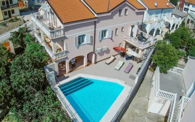 Chorvátsky Karlobag len 250 m od pláže pre 4-7 osôb v klimatizovaných Apartmánoch Kathy s vonkajším bazénom