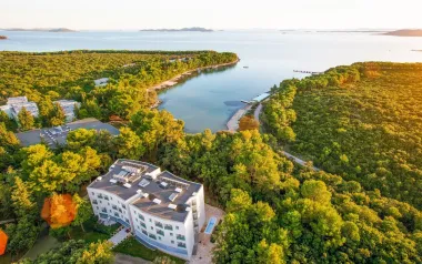 Biograd na Moru: 4* Crvena Luka Resort s raňajkami/polpenziou, súkromnou plážou, bazénmi a wellness + animácie