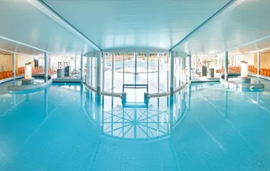 Relax v Rakúsku: Therme Laa - Hotel, Silent Spa & Villas **** s polpenziou, termálnymi kúpeľmi a wellness